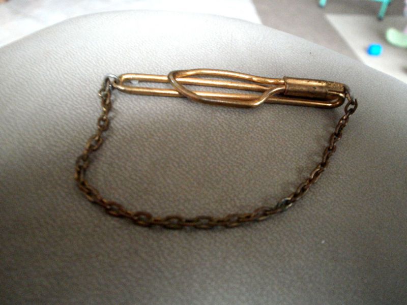 vintage HICKOK simple ANTIQUE GOLD TIE BAR with chain  